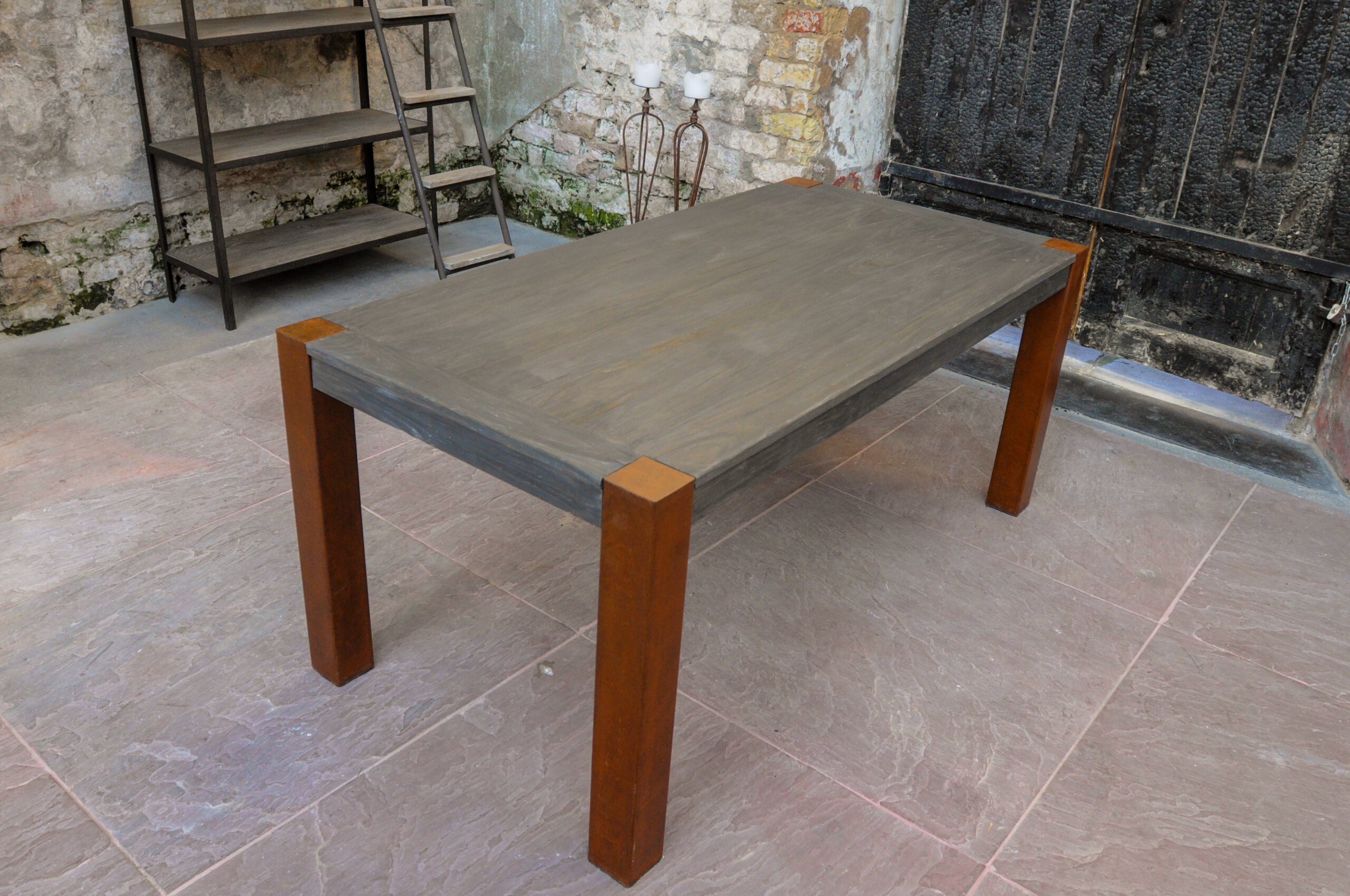 BOTLEK Industriële Eettafel | Teak uit Treinwagonplanken & Roestkleurige Poten | 180 x 90 / 240 x 100cm
